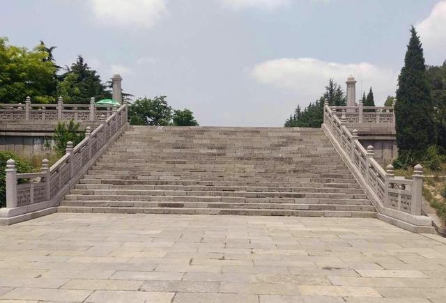 乾陵登陵石阶路 图文/吴联合