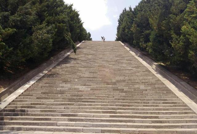 乾陵登陵石阶路 图文/吴联合