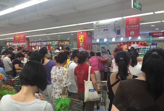 上海购物超市人满为患,收银台大排长龙,又是大爷大妈的天下了!