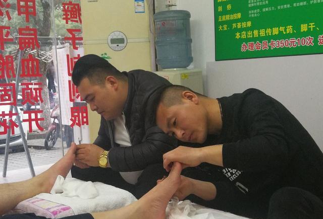杭州洗脚店多壮男洗脚是个力气活