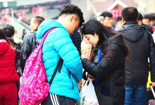 过年回家,恋人车站分别,女孩哭红了眼睛,男孩舍不得分别