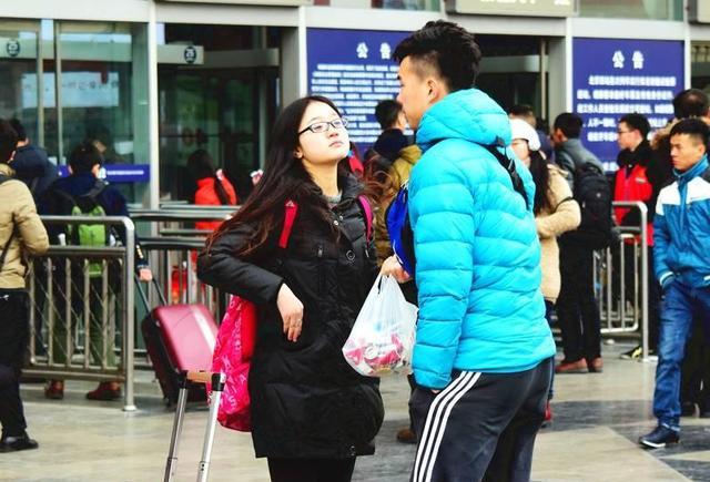 过年回家,恋人车站分别,女孩哭红了眼睛,男孩舍不得分别