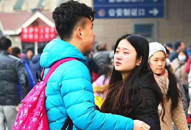过年回家,恋人车站分别,女孩哭红了眼睛,男孩舍不得分别