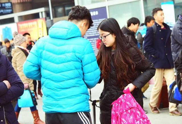 过年回家,恋人车站分别,女孩哭红了眼睛,男孩舍不得分别