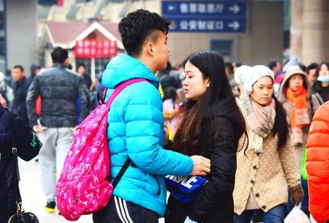 过年回家,恋人车站分别,女孩哭红了眼睛,男孩舍不得分别