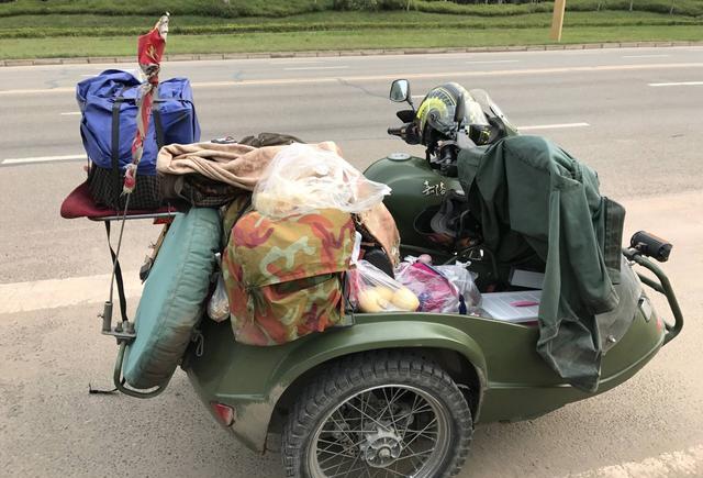 南充街头现造型奇异的三轮摩托:兰州老年夫妻穷游