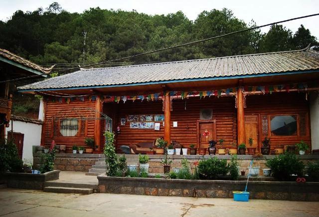 摩梭人家祖母屋摩梭人家摩梭晚宴参观完过后就吃晚餐,相信我,晚餐绝大