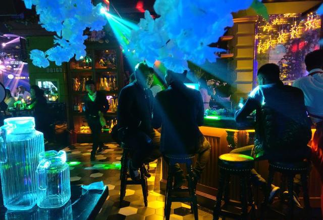 水岸酒吧试营业人满为患,今晚还有进口啤酒免费畅饮活动