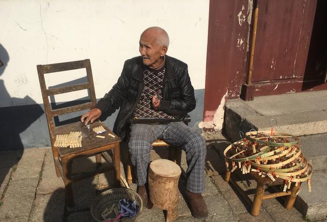 80岁老人坐古镇街头现做现卖手工竹夹大受欢迎游客扔钱就走