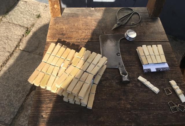 80岁老人坐古镇街头现做现卖手工竹夹大受欢迎游客扔钱就走