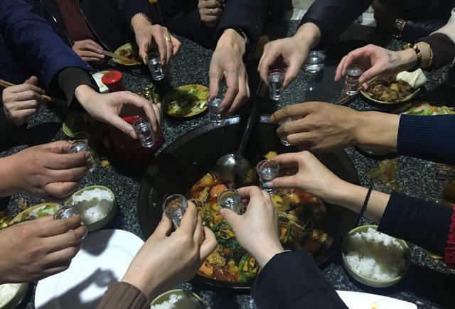 先把饭吃饱,然后不管男女集体干一杯,拉开喝酒的序幕.