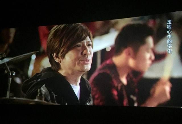 《不再犹豫》的旋律响起以后,在人群里突然看到黄贯中和叶世荣的身影!