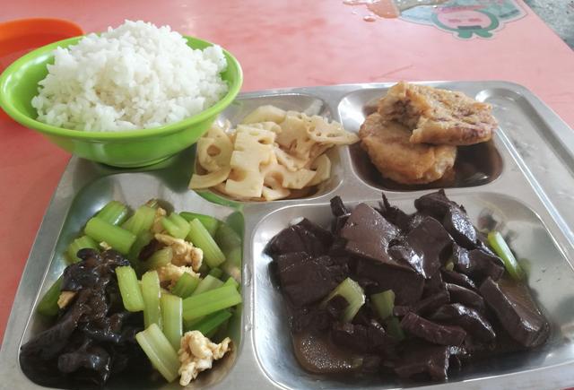 真实记录某工地食堂农民工的午餐原来也可以这样