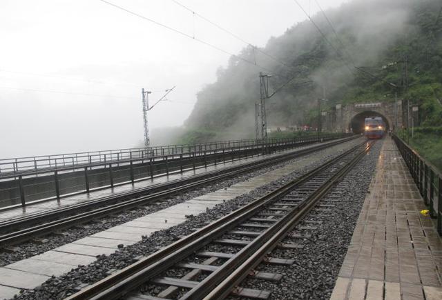 邓家湾内六线上的一个独特小站位于桥上处在洞中