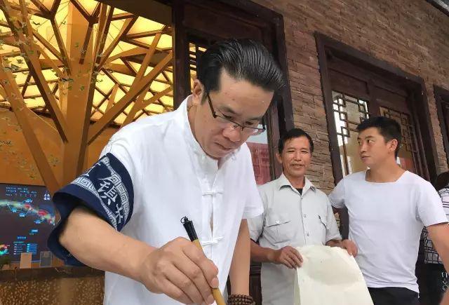 这位文化名人跨界当"镇长",在小镇引起"骚动"