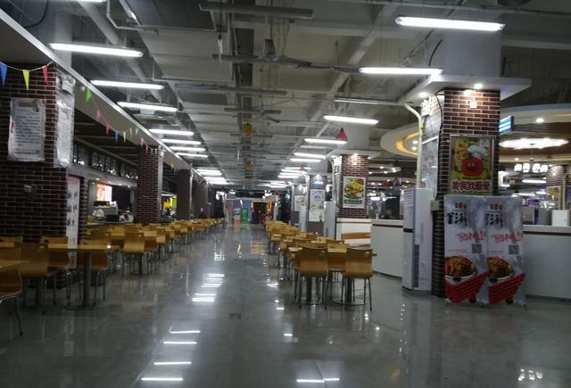 金寨生意不好做,某美食广场生意业!