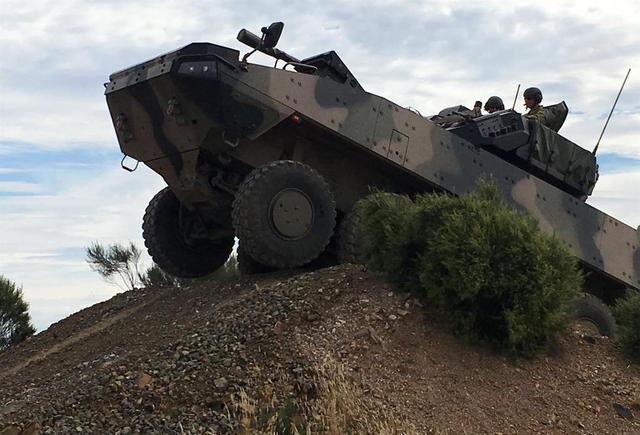 可把原来的人员输送车变成装甲救护医疗车,后勤补给车或装甲指挥