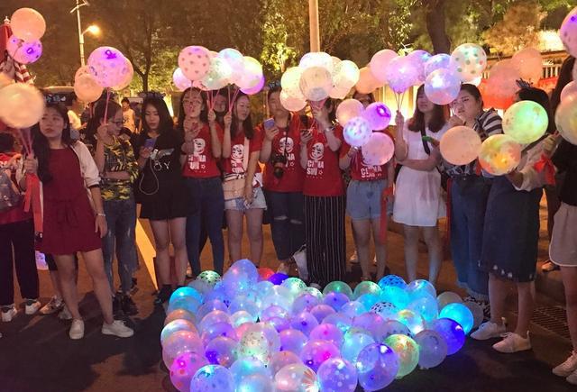 孙杨粉丝浪漫告白,似大型求婚现场