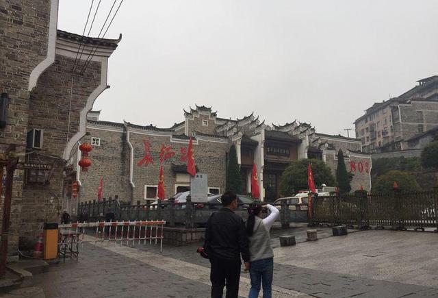 贵州省黎平县德凤镇镇里有一条很有名气的古街名翘街