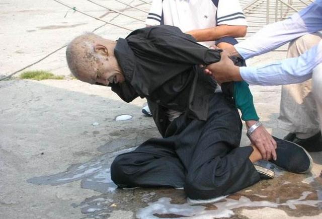 70岁孤寡老人有难下跪求人无人帮村支书出面一直帮了5年