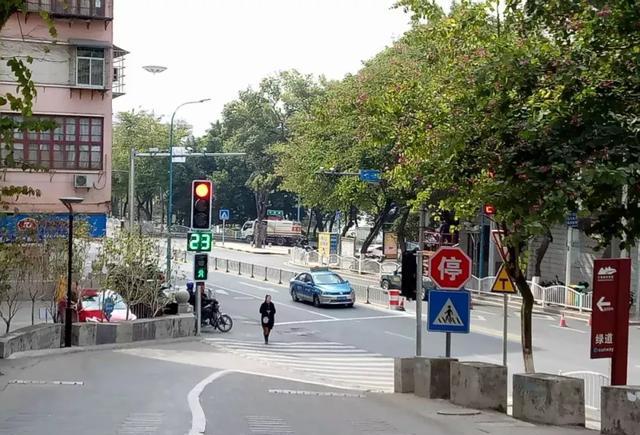 注意!三明列东高岩路路口红绿灯已启用!过往车辆小心别闯红灯了