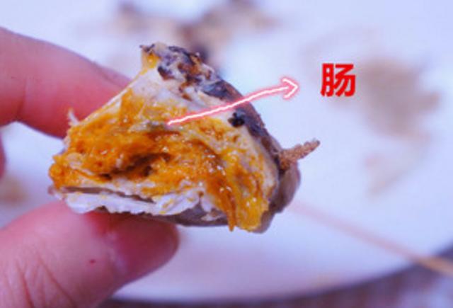 蟹心:最难找的一个,藏在蟹腹中间黄膏最厚的地方,掀开蟹壳后,可以看见