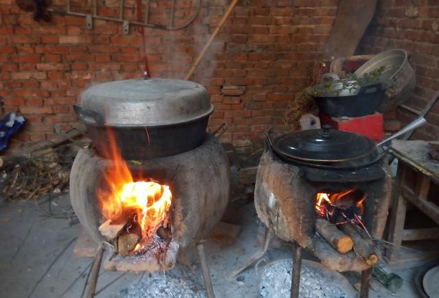 烧柴火做饭在农村仍能看到
