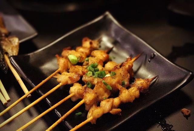 烤扇贝,香浓的蒜蓉汁渗透进扇贝肉中,再加上小米椒和葱花,十分够味