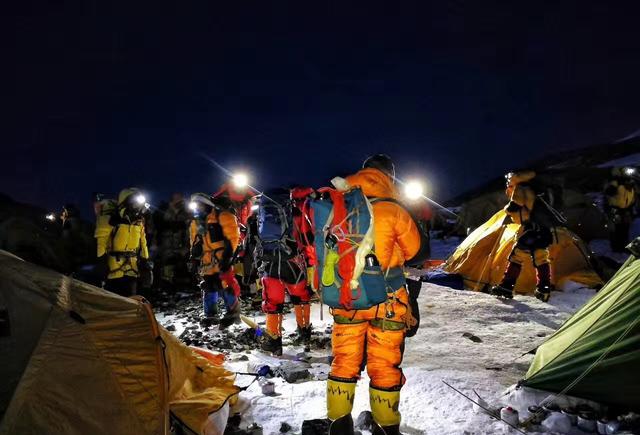 中国登山者在珠峰用自己的氧气 为异国生命预留奇迹