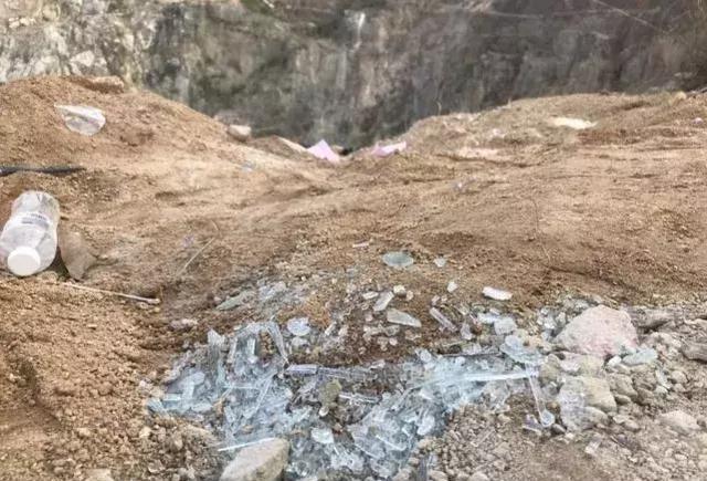 现场附近还散落有螺丝刀,水瓶,送货单,扳手和玻璃碎片等物品.