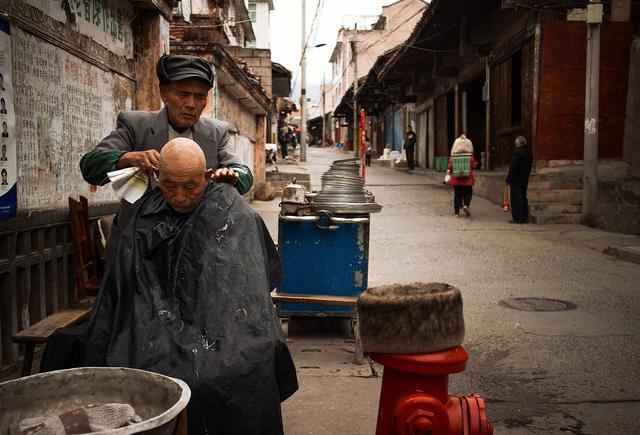 纪实:成都乡镇古街有副剃头挑子,剃头的场面既心酸又温馨