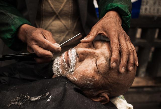 纪实:成都乡镇古街有副剃头挑子,剃头的场面既心酸又温馨