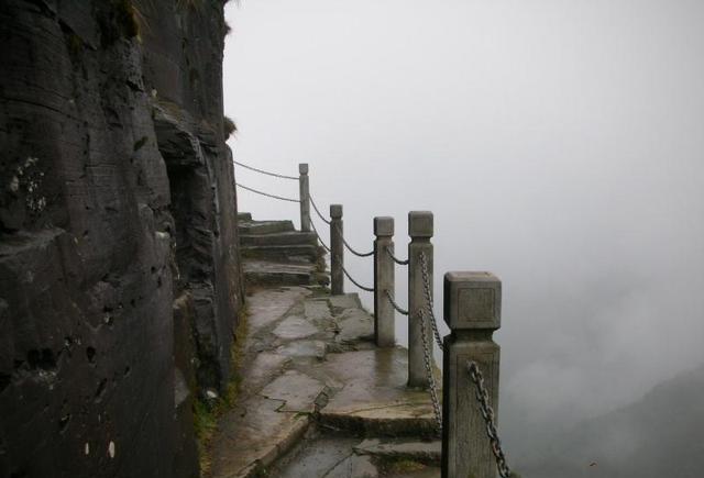 雾中登上梵净山体验神秘与惊险