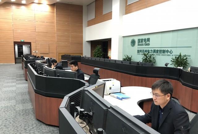 1月24日晚9点45分,国网苏州供电公司调度控制指挥大厅调控人员正在