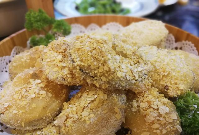 8麦香茄夹,炸的很酥,外面撒麦片,吃着有油糕的赶脚.