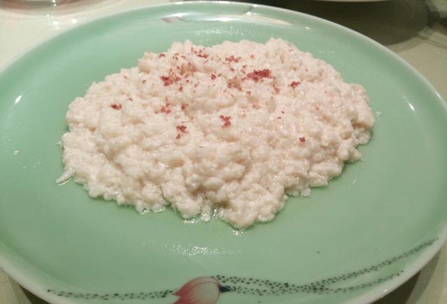 澥散,用筷子继续将多余的筋挑出,四个鸡蛋的蛋清用打蛋器打发,和鸡茸