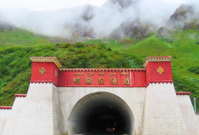嘎隆拉雪山穿过嘎隆拉隧道,视野能够看清的,依然是一片被大雾笼罩的