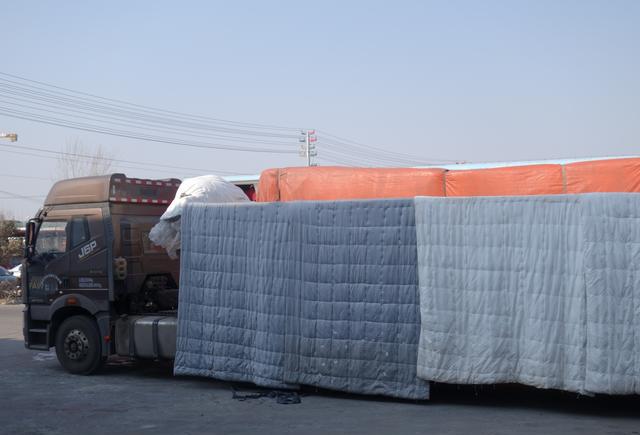 这场面是不是让外行感到稀奇?大货车竟然也盖上了棉被?