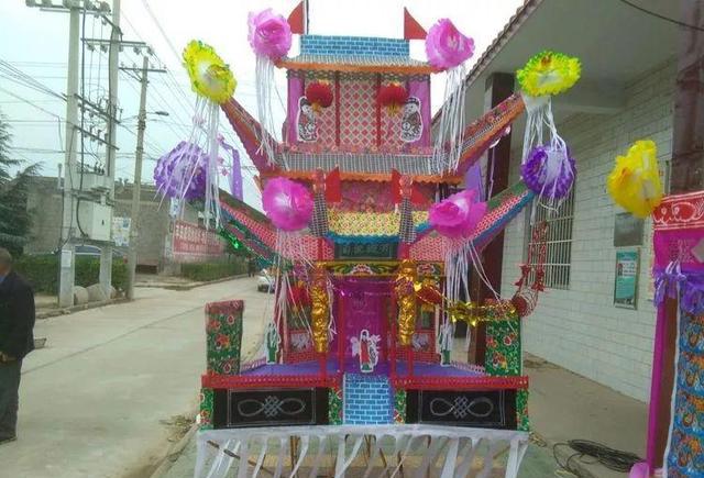 王君宏和家人敬酒,感谢父老乡亲猪头油托棺材纸扎棺材,献供,纸扎,老人