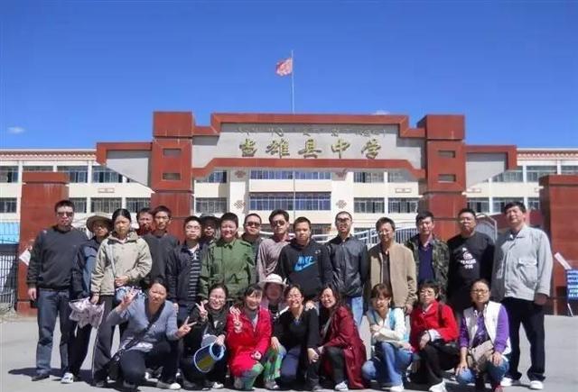 (当雄县中学合影)(去纳木错的途中,在这里可远眺念青唐古拉山)(念青