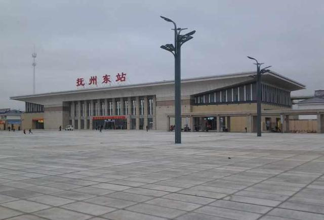 从抚州东站到达抚州市政府有将近50公里的距离,自己开车都要一个小时