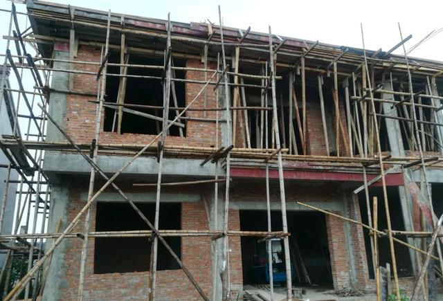 小伙用了40立方商品混凝土自建3层10米高楼房