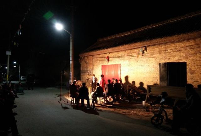 如今邢台乡村的夜晚 罕见的街头活动 满满都是童年的回忆