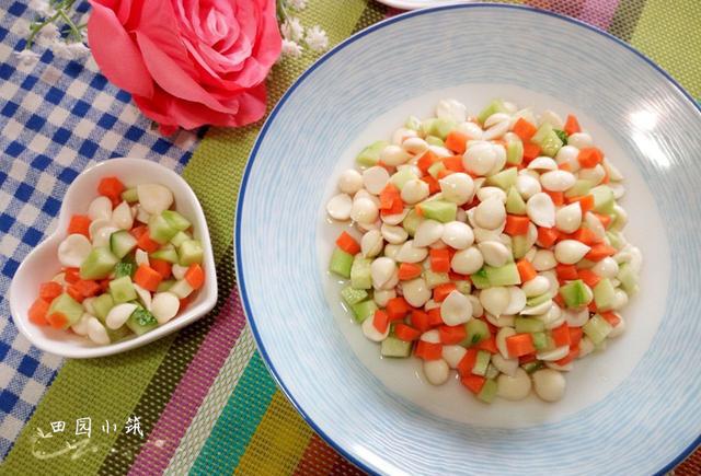 老公最喜欢吃凉拌的杏仁,在杏儿成熟季节过后,罐头厂总会有大量的杏核