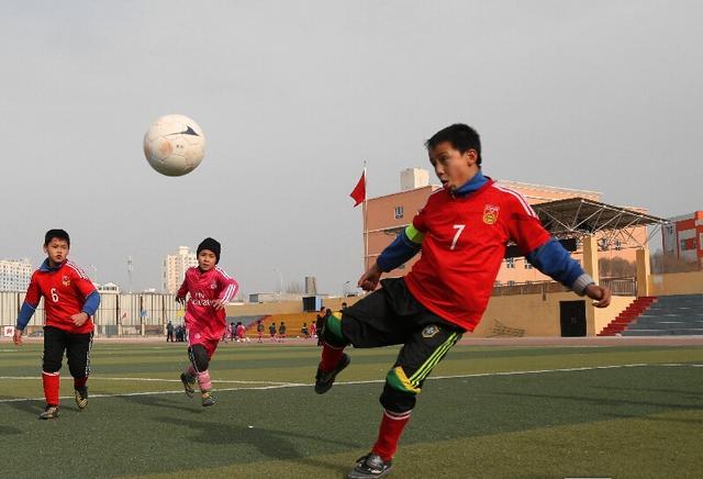 新疆人很热爱足球而且也踢的很好,可为什么中