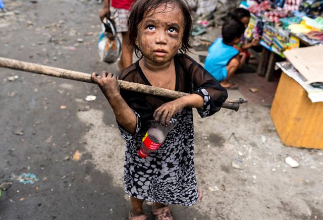 这些贫民窟的孩子上不起学,靠捡木炭生存最小的仅3岁