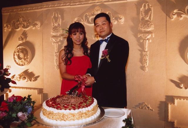 她曾红透歌坛, 巅峰时嫁豪门隐退, 如今43岁被抛弃成这样