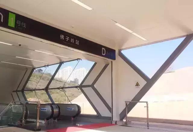 这张图片是南宁地铁1号线佛子岭站,但是因为网友拍摄的角度问题,拍