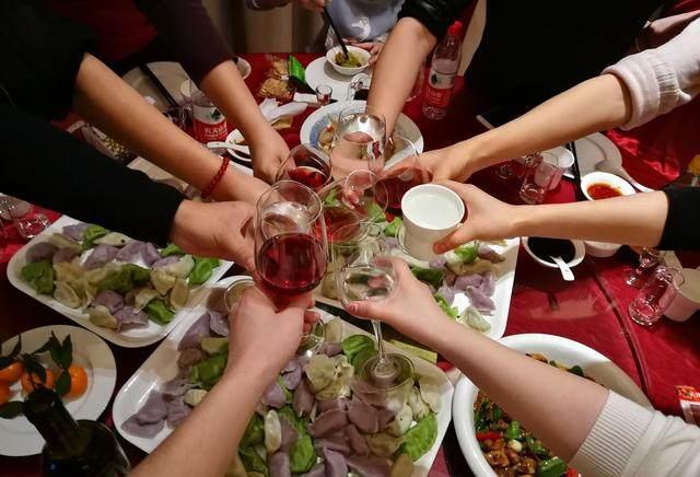 富士康的打工妹上了3年"夜班", 男朋友参加同学聚会,他俩分手