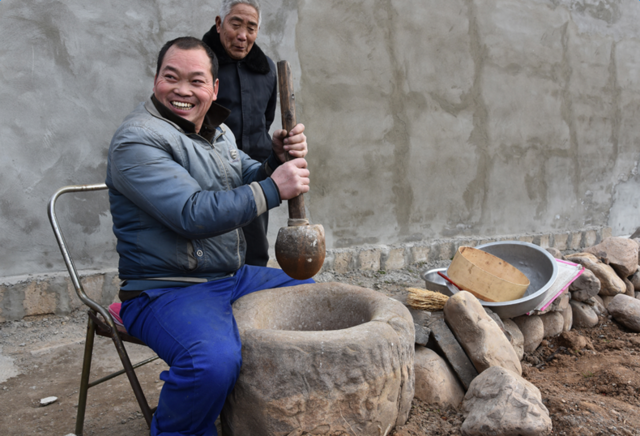 村里有一种共有财产,每家每户过年都会用|碓臼|过年|村里_新浪新闻